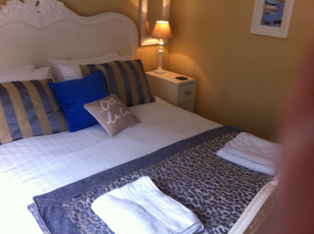Burlington Beach Apartments Brighton Room photo